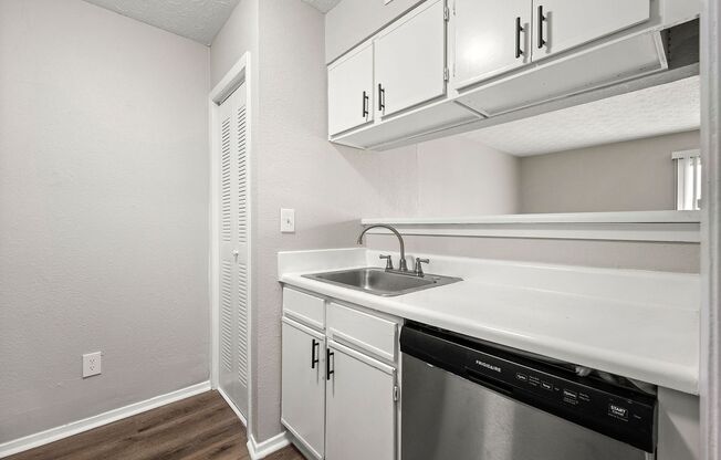 1 bed, 1 bath, 750 sqft, $956, Unit B26