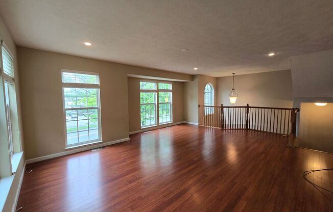 Beautiful End Unit Townhouse - Conveniently Located