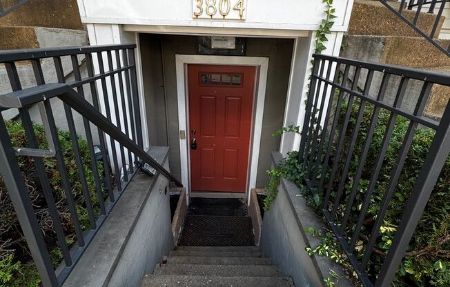 Furnished 2BR, 2BA Condo with Backyard in Arlington