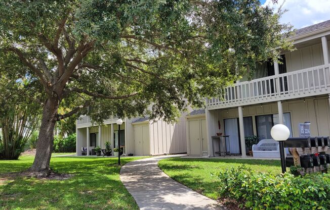 Annual UNfurnished beautifully renovated 2/2 ground floor condo downtown Sarasota