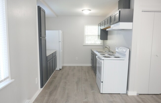 3 beds, 1 bath, $1,650, Unit 1756 Franklin Ave.- B