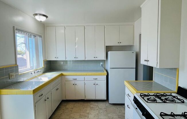 2 beds, 2 baths, $2,995, Unit 1171 Felspar Street