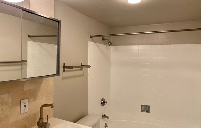 2 beds, 1 bath, 856 sqft, $1,850, Unit 405