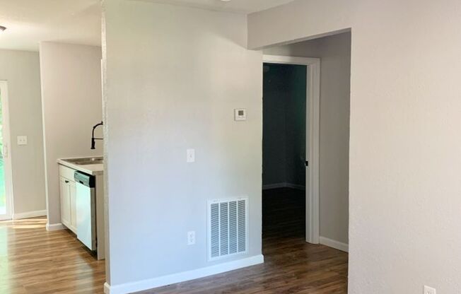 2 beds, 1 bath, 800 sqft, $865, Unit 4062 Bruene Ave