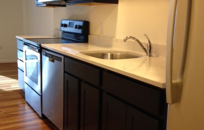 1 bed, 1 bath, 608 sqft, $1,160, Unit 909