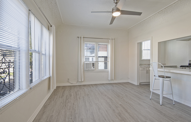 121 N KENMORE AVE