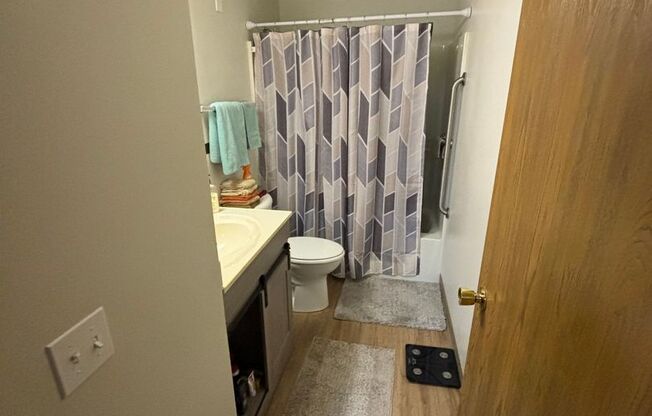 1 bed, 1 bath, 1 sqft, $895, Unit 1038 Fond du Lac Ave Unit 310