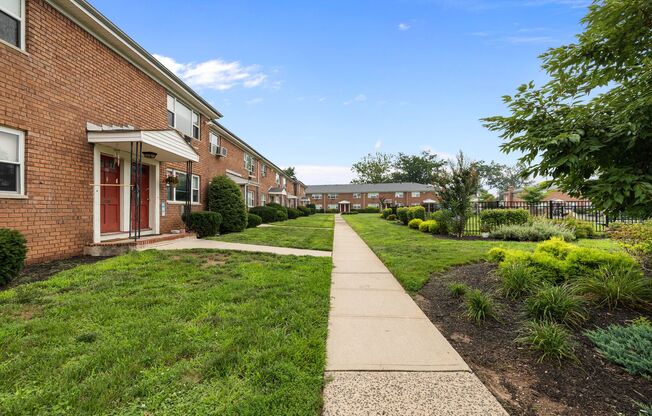 2 beds, 1 bath, 730 sqft, $2,450