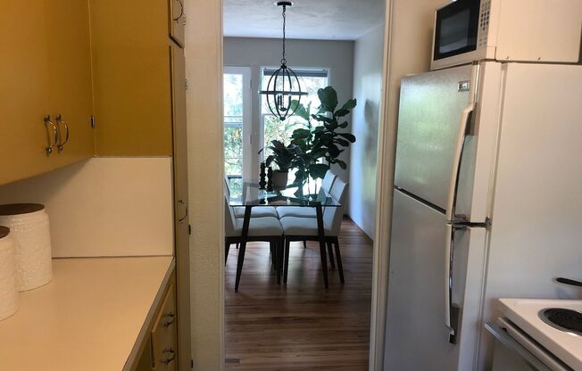 2 beds, 1 bath, $1,895