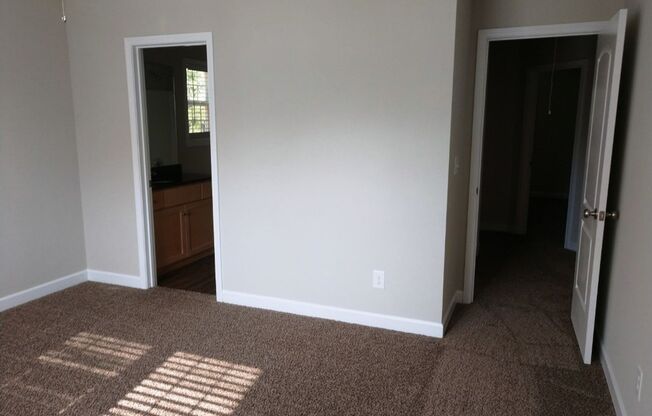 Newer townhouse in hot Kannapolis!