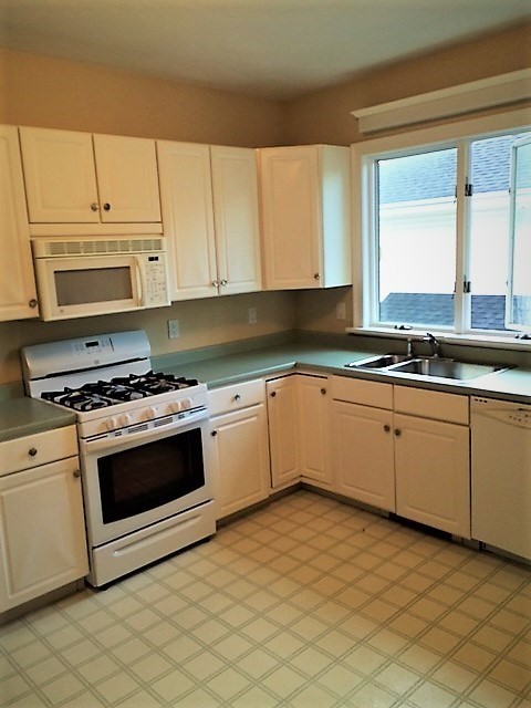 2 beds, 1 bath, 1,300 sqft, $2,200, Unit 2