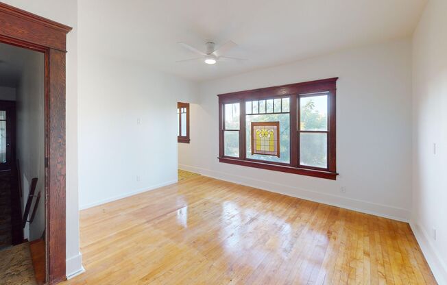 Upstairs 2 Bed 1 Bath at the Charming Vanderbilt Apartments!