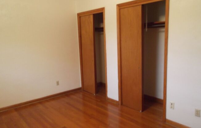 2 beds, 1 bath, 903 sqft, $1,250, Unit B-3