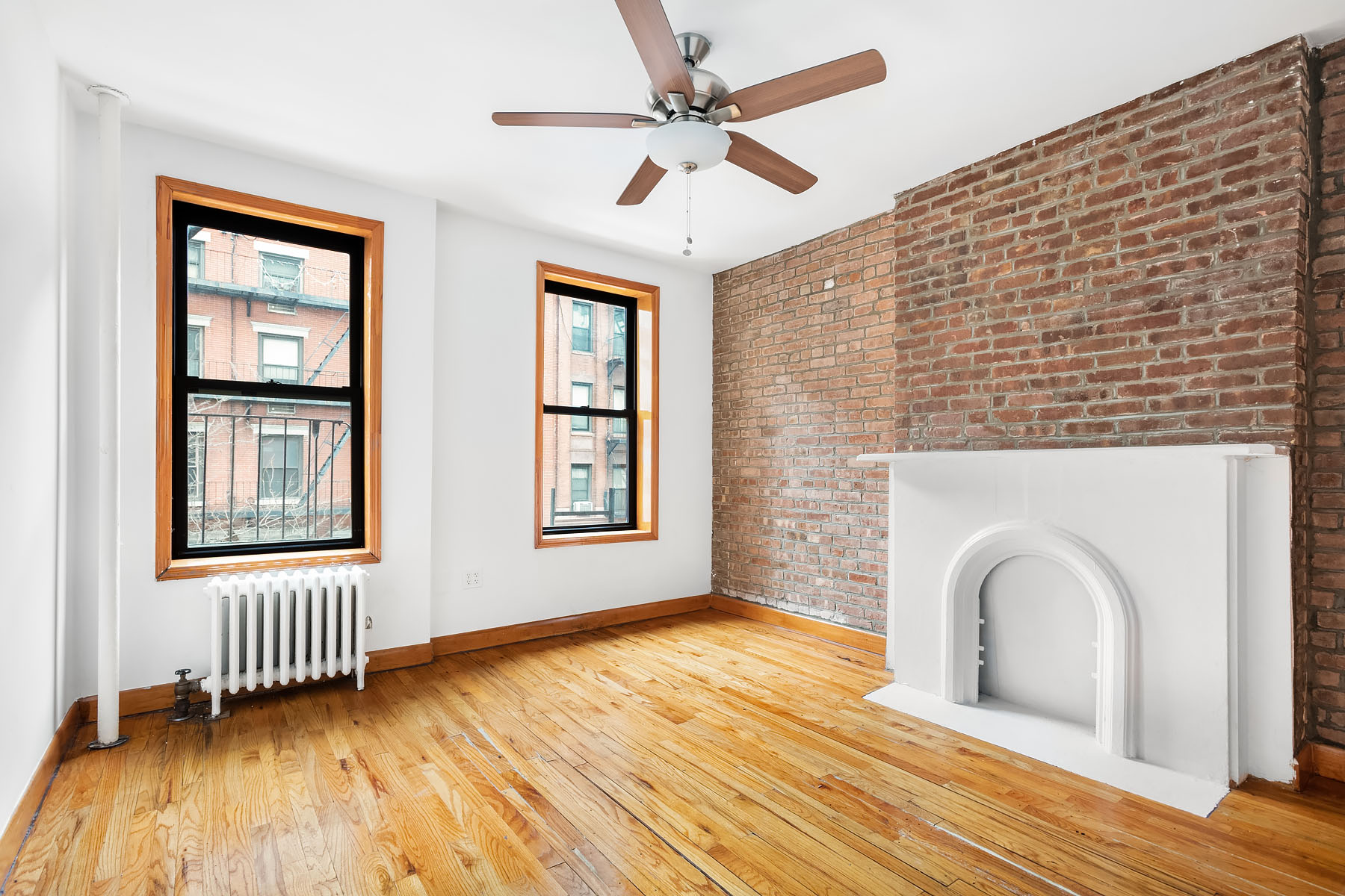 258 W 15 ST