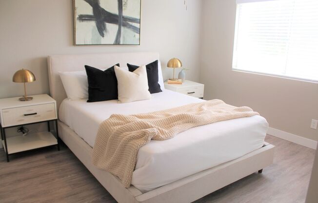 THE POINTE - JUST RENOVATED! Luxurious Community, W/D In Unit