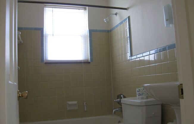 1 bed, 1 bath, 660 sqft, $1,015, Unit 551 Larose Street #6