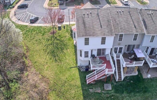 Extremely well maintained END UNIT townhouse in Ballenger creek available before the holidays!