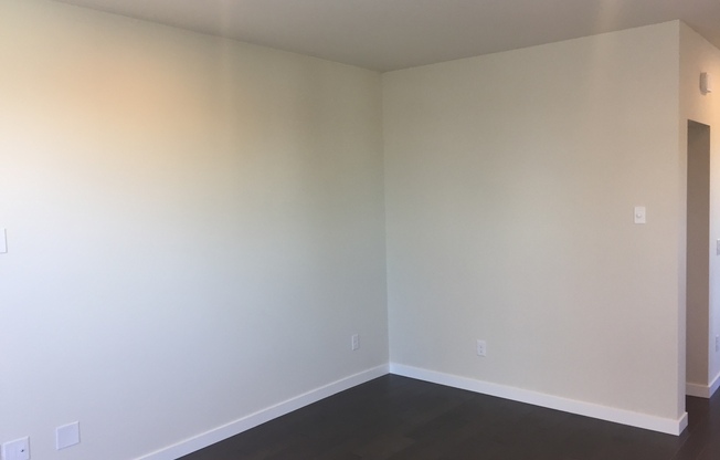 Newer Townhouse in Lake Forest Park!