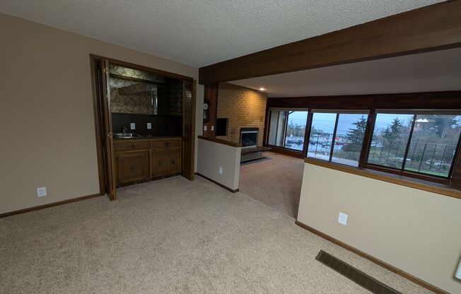 2 beds, 2 baths, $2,500, Unit UNIT UPPER