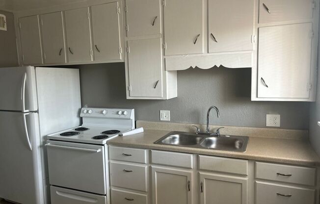 2 beds, 1 bath, 750 sqft, $1,070, Unit B10 1015 11