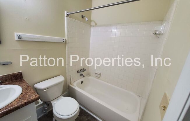 2 beds, 1 bath, 880 sqft, $995, Unit A