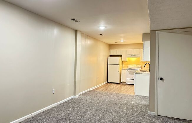 2 beds, 1 bath, $900, Unit 8