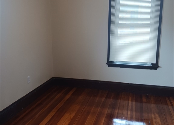 3 beds, 1 bath, 1,325 sqft, $3,500, Unit 2