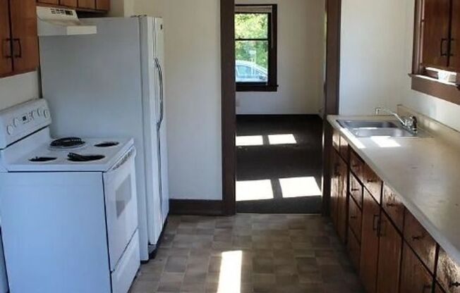 $2,000 gift card & $1000 of the security deposit with signed lease!!