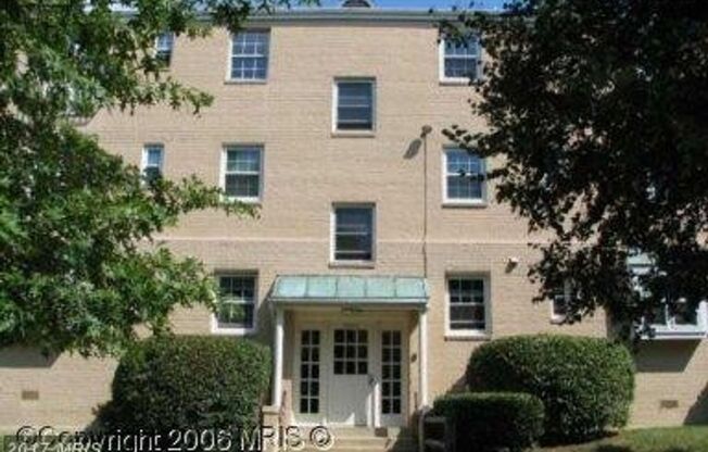 Top-Floor 2BR Unit with Prime Location Near Metro and Seven Corners