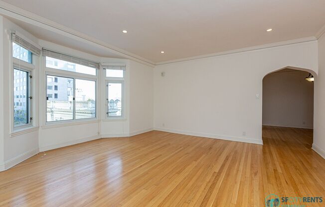 Pacific Heights: Corner Apartment w/ Formal Dining Room & Shared Roof Deck