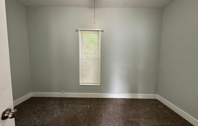 2 beds, 1 bath, 900 sqft, $1,300