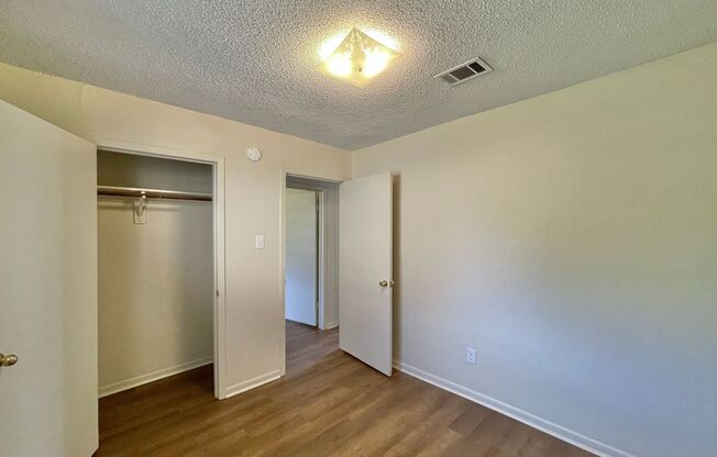 2 beds, 1 bath, 710 sqft, $700, Unit A