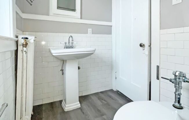 2 beds, 1 bath, 800 sqft, $1,225, Unit C2