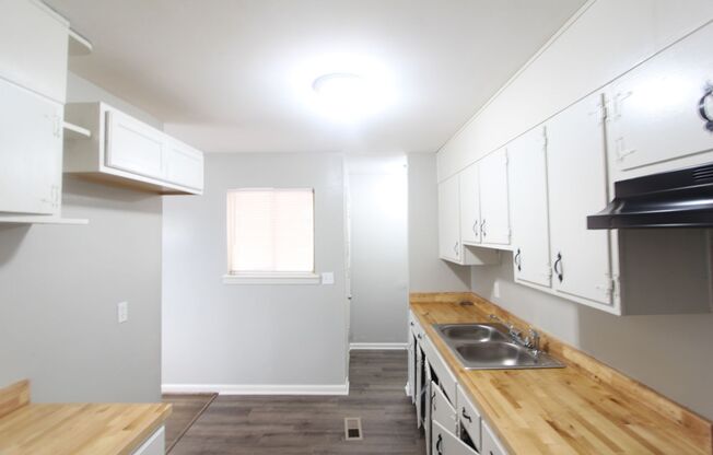 4BR 1BA - Cute and Classic Charmer!!