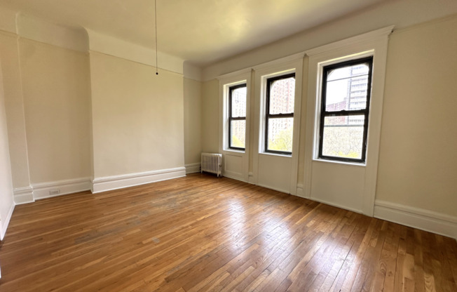 520 W 123 ST