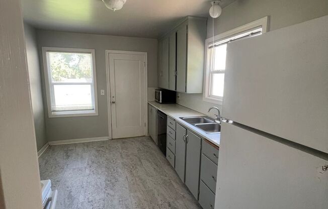 2 beds, 1 bath, 800 sqft, $1,495