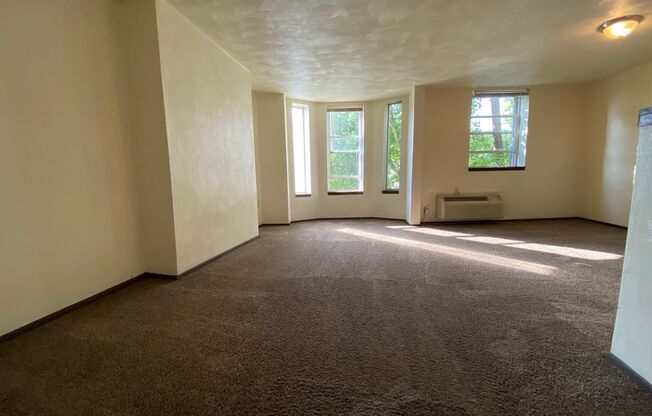 Stunning Two Bedroom in Oakland! Super Spacious! Call Today!