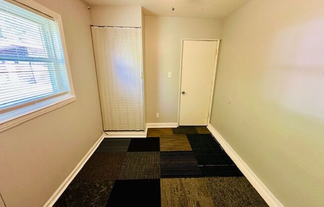 1 bed, 1 bath, 500 sqft, $850, Unit 5276 S Wayne Rd