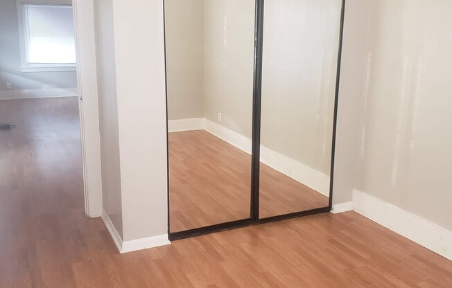 1005 E 2 ST