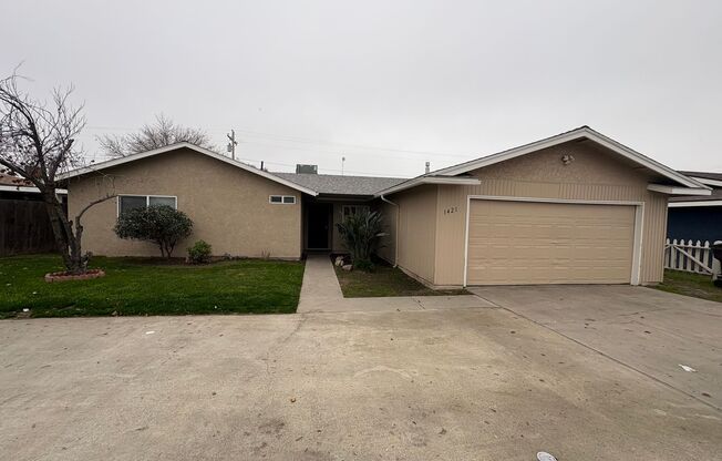 Spacious SE Tulare Home Near Shopping Centers Rent Ready!