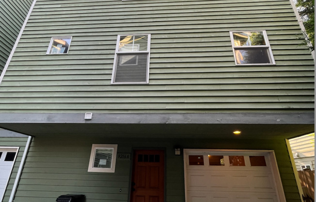 Large 3 bed/3.5 bath Greenwood Townhouse!!!