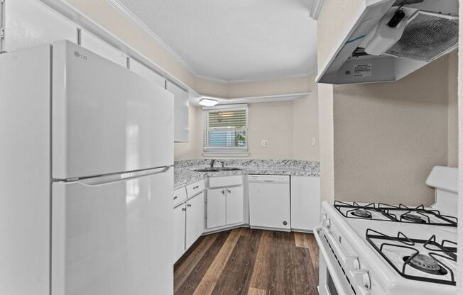 2 beds, 1 bath, 990 sqft, $1,225, Unit #16