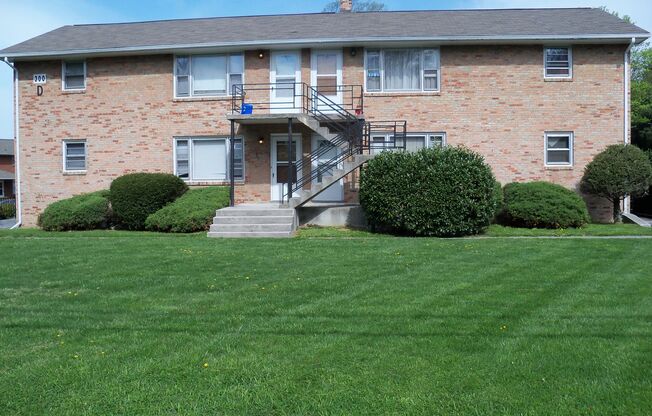 2 beds, 1 bath, 903 sqft, $1,290, Unit D-1