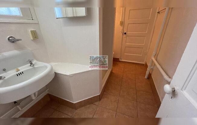 908 1/2 W CUCHARRAS ST