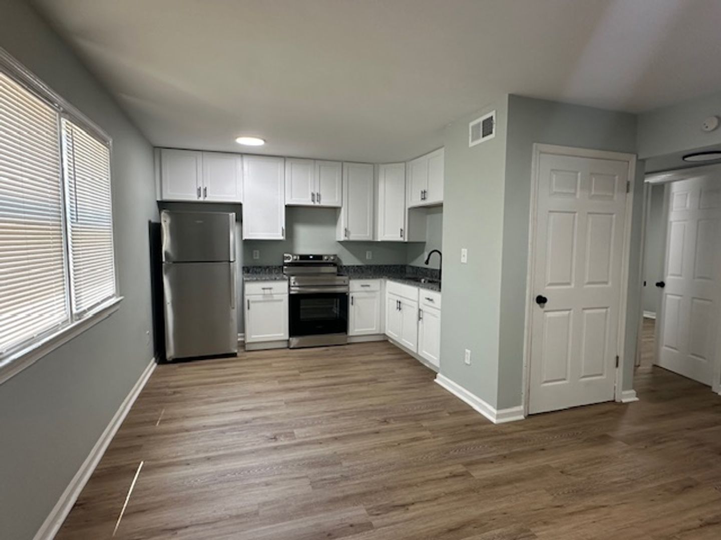 2 beds, 1 bath, 800 sqft, $1,175, Unit E1