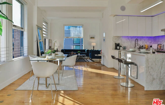 2 beds, 1 bath, $2,845, Unit 913