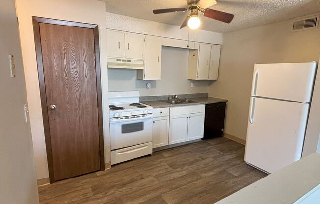 2 beds, 1 bath, 740 sqft, $850, Unit 3700-01