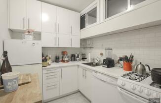 2 beds, 1 bath, $3,400, Unit 2W