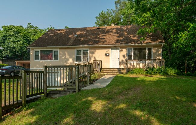 Apartment off 28th and Clyde Park Available