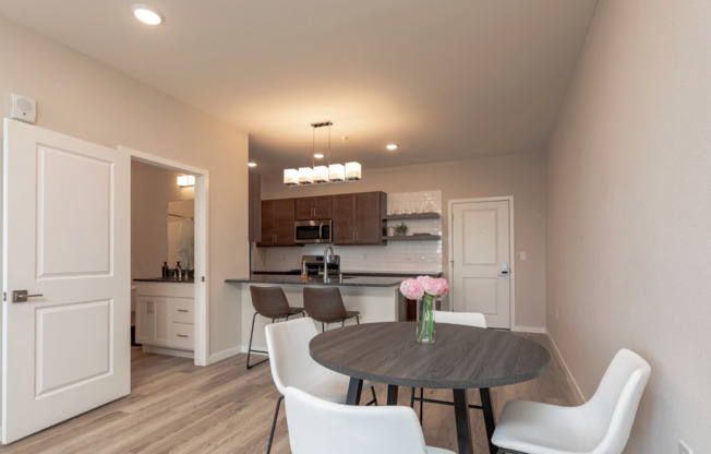 1 bed, 1 bath, 701 sqft, $1,099